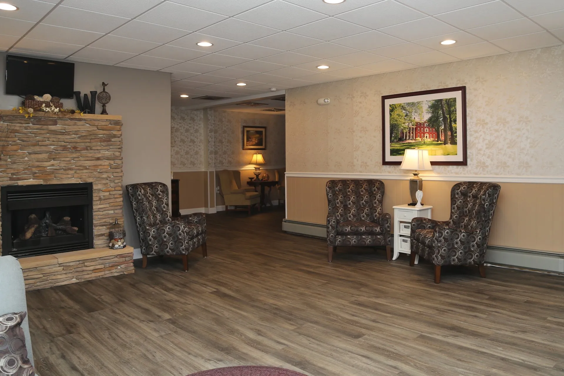 funeral home facilities room with three brown large chairs