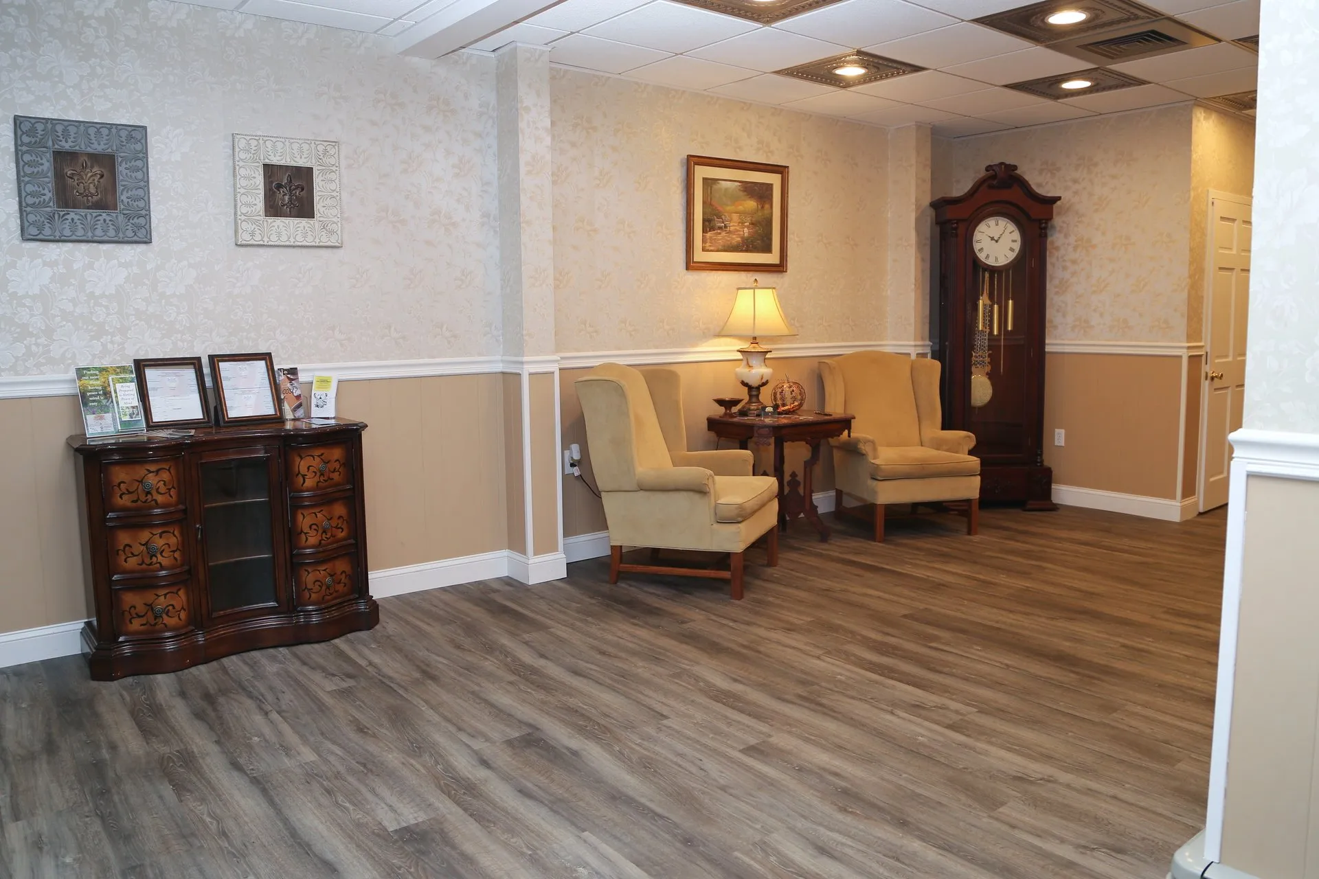 funeral home facilities room with two large chairs and a big clock at the corner