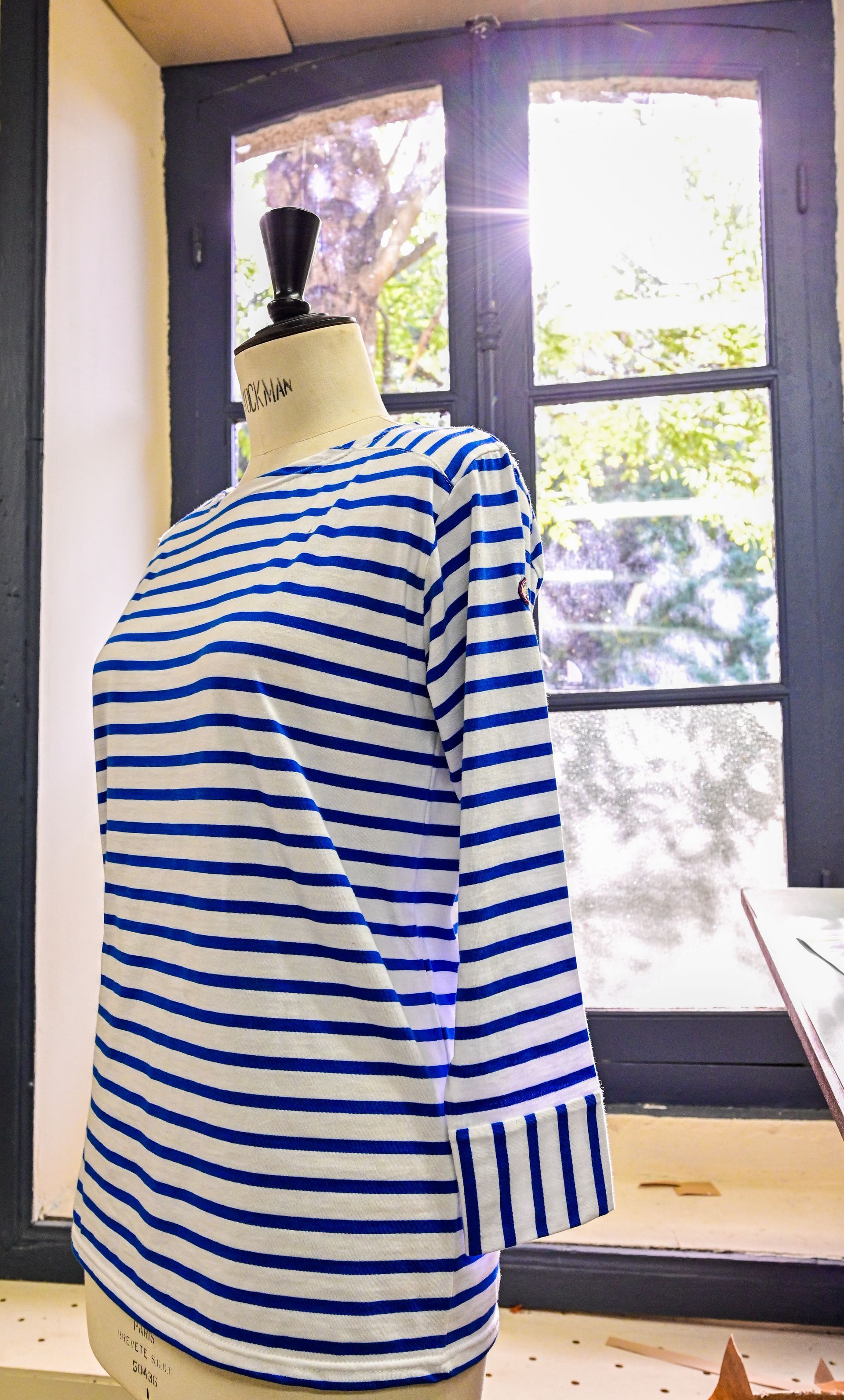 Pull marin femme en maille à boutons argenté avec une ancre