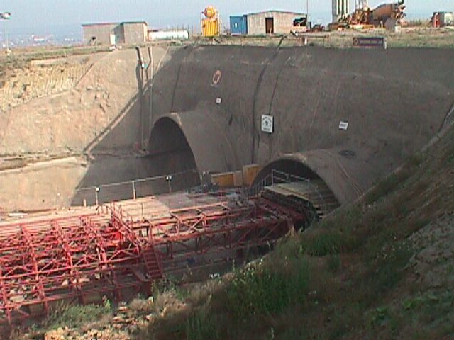 Mitten auf einem Feld wird ein großer Tunnel gebaut.