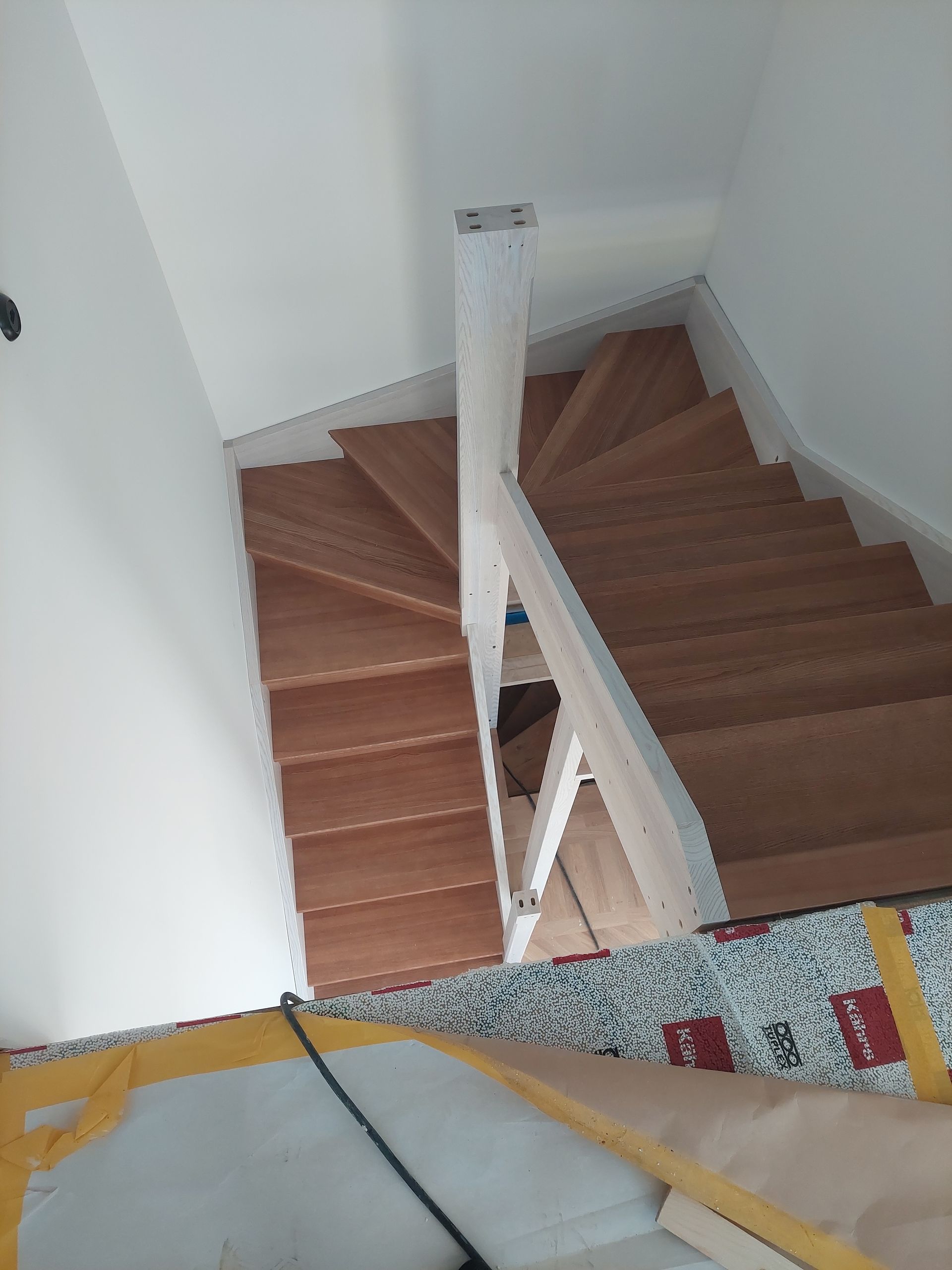 En trätrappa byggs i ett hus.