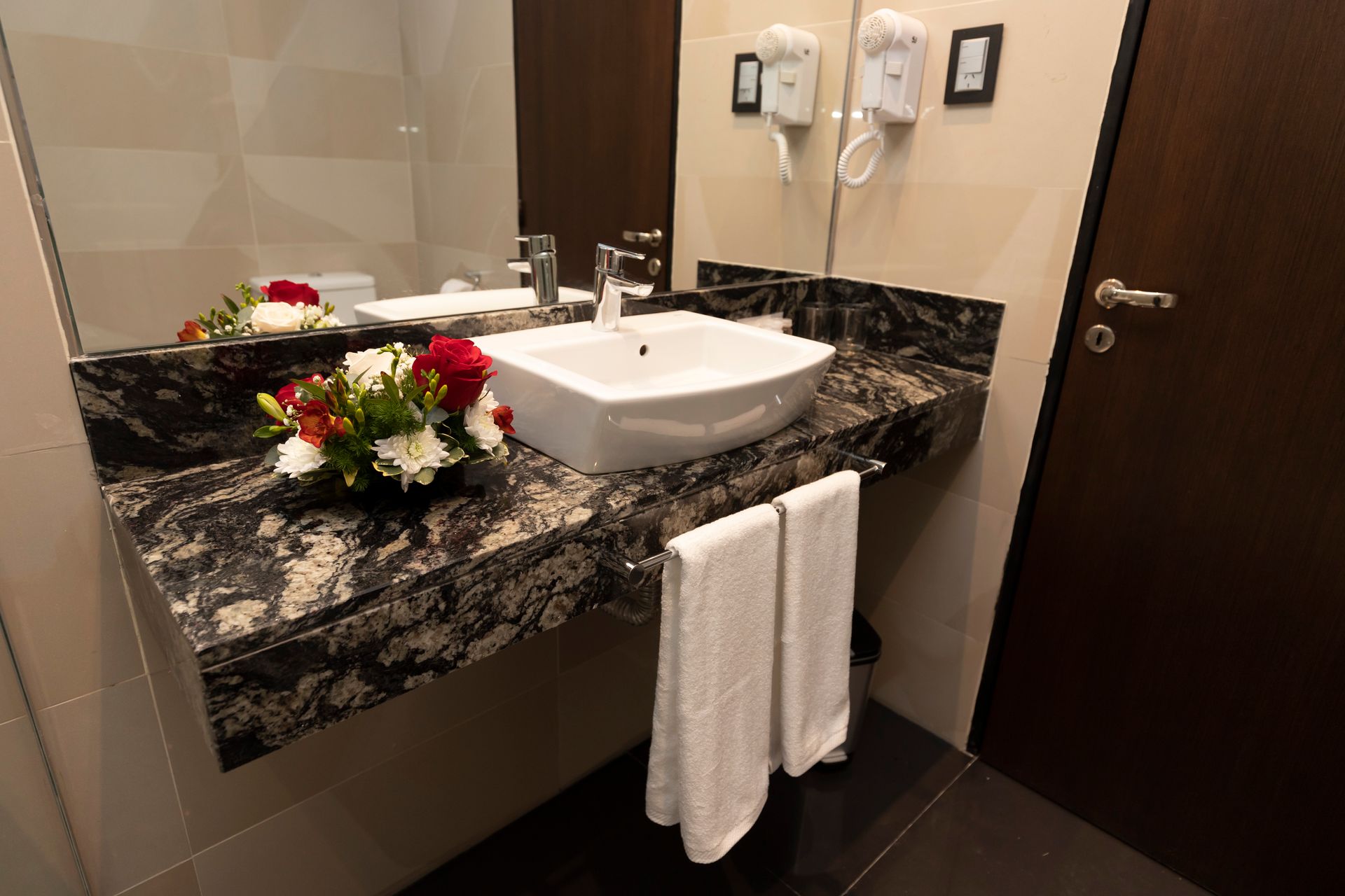 A bathroom with a sink and a mirror
