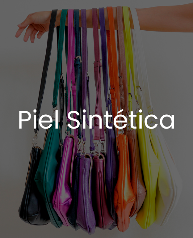 Una persona sostiene un montón de bolsos de colores con las palabras piel sintética en la parte inferior.