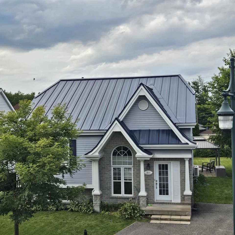 Une maison avec un toit bleu et une porte blanche