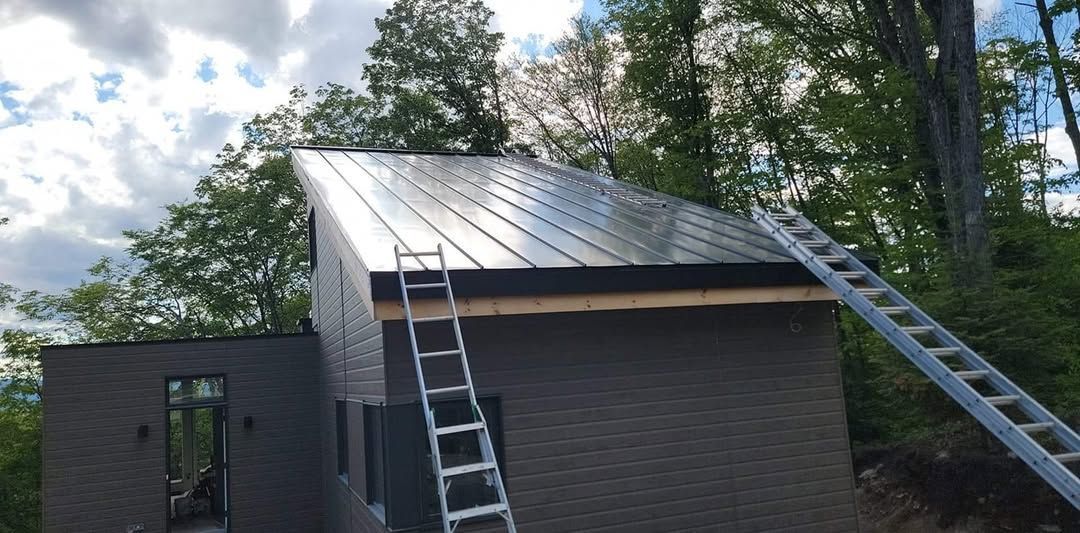 Une échelle est attachée au toit d'une maison.