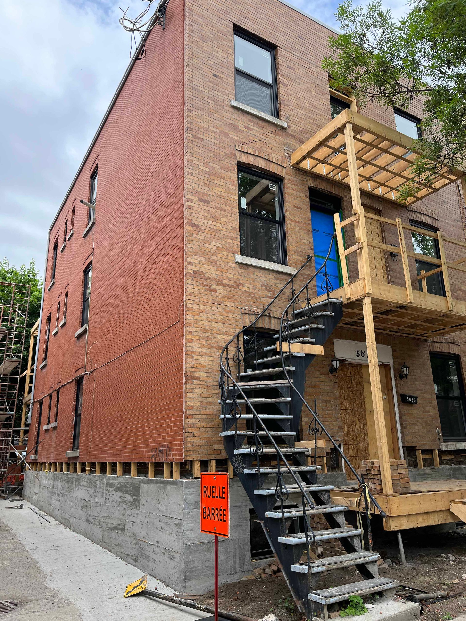 Un bâtiment en briques avec des escaliers menant au deuxième étage.