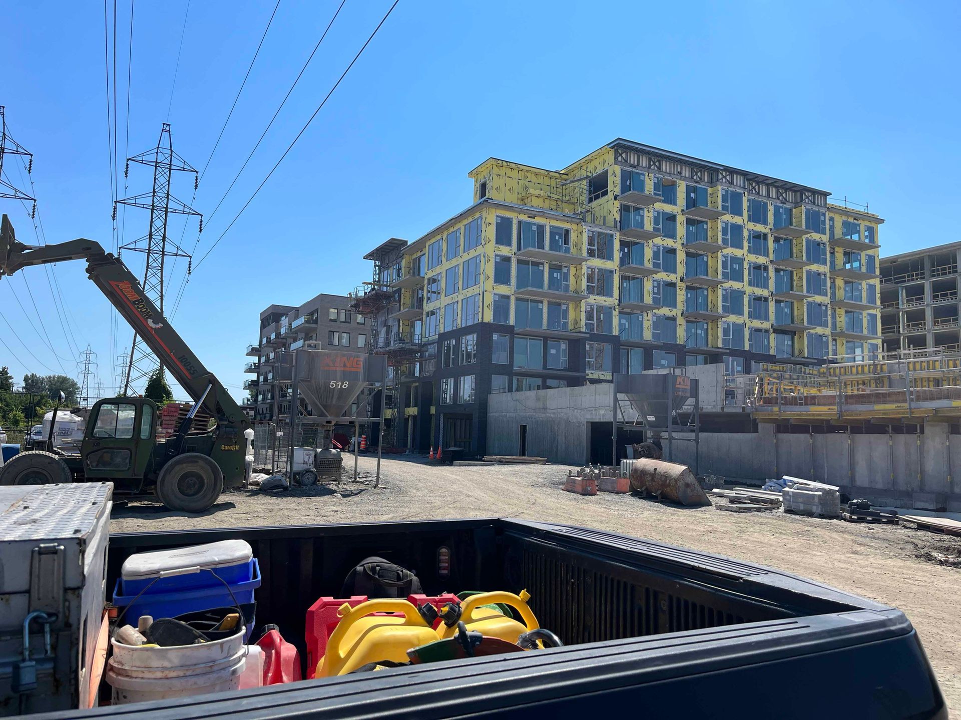 Un camion est garé devant un bâtiment en construction.