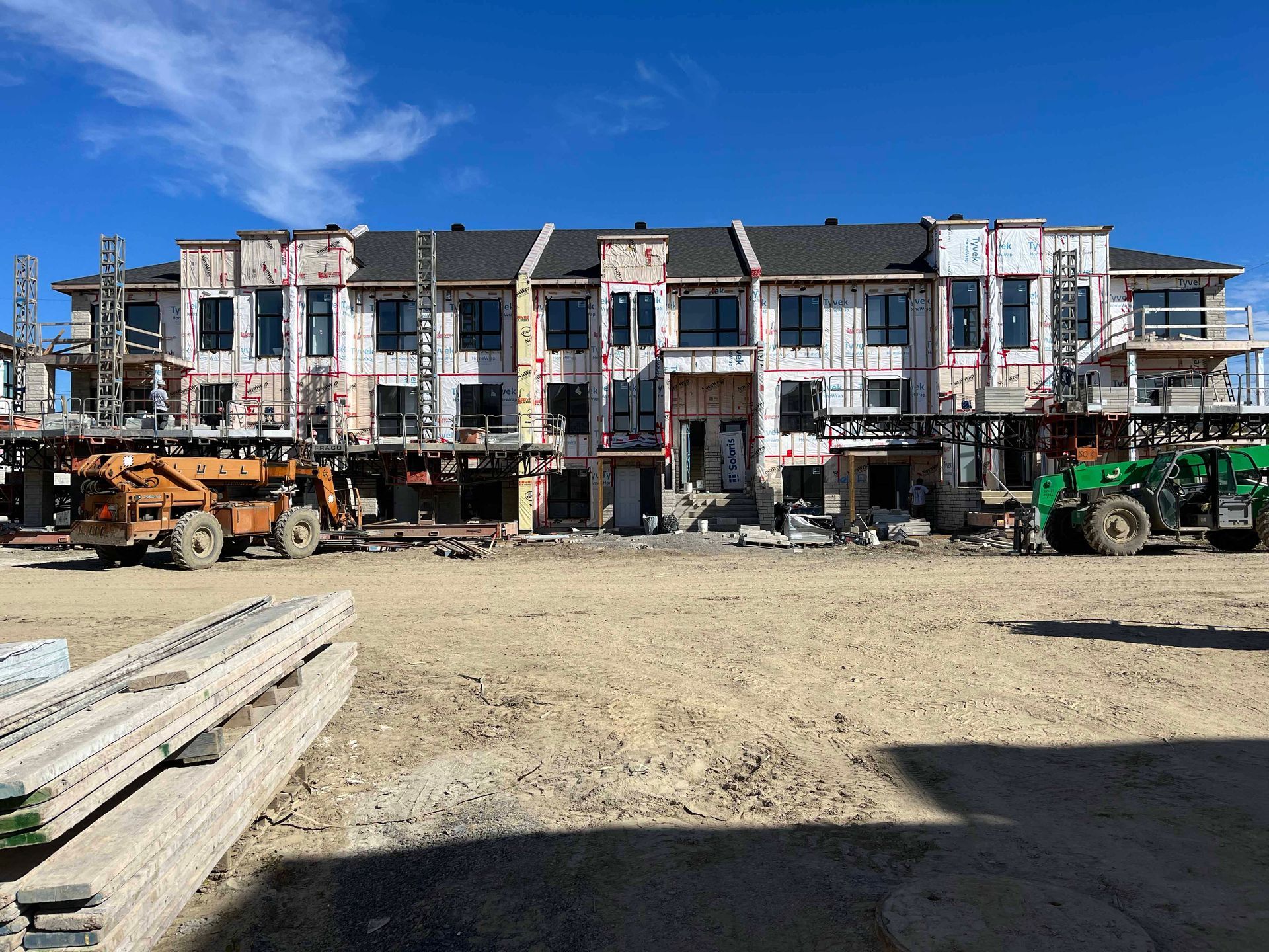 Une rangée de maisons est en construction sur un chantier.