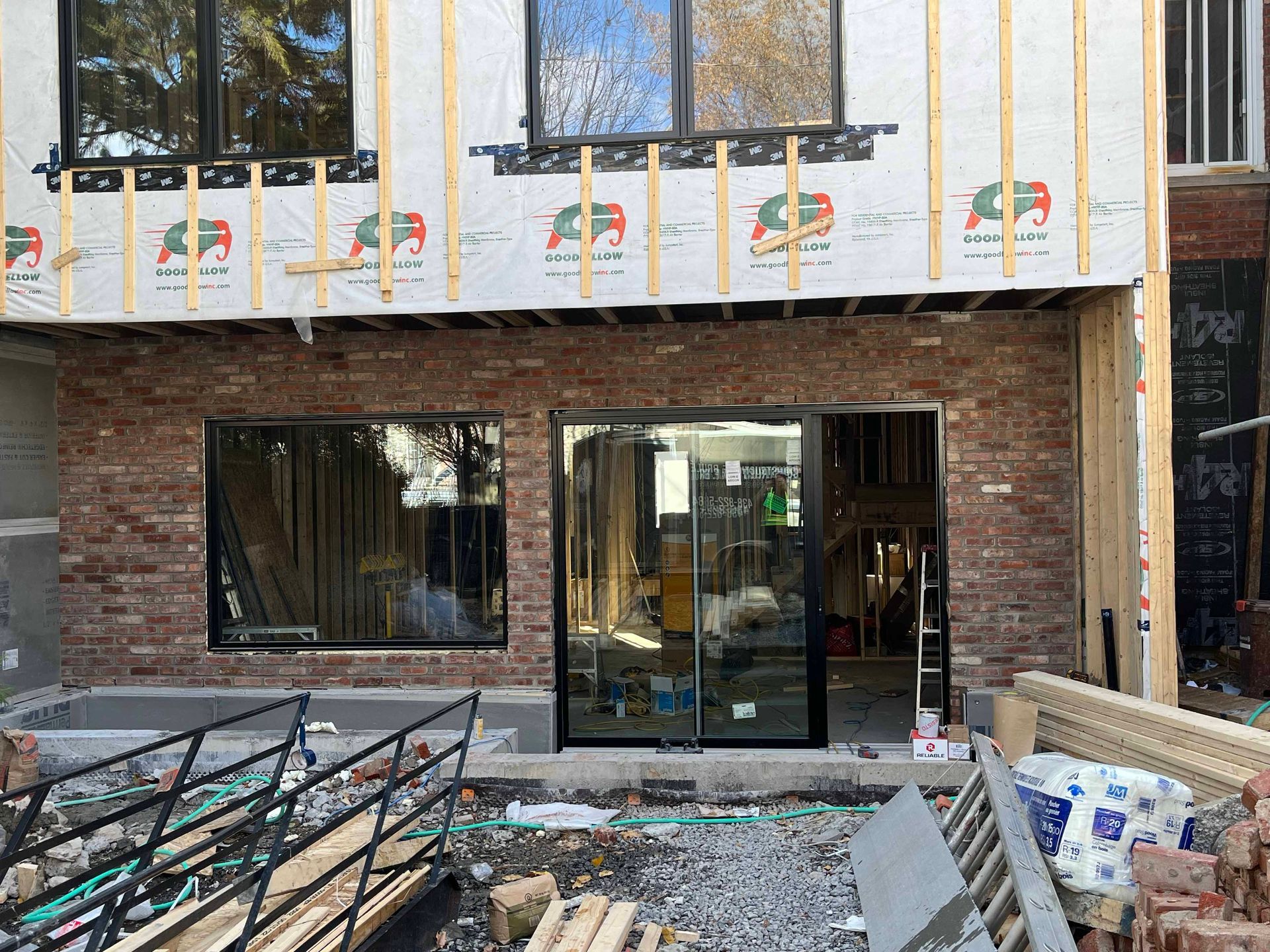 Un bâtiment est en construction avec beaucoup de fenêtres et de briques.