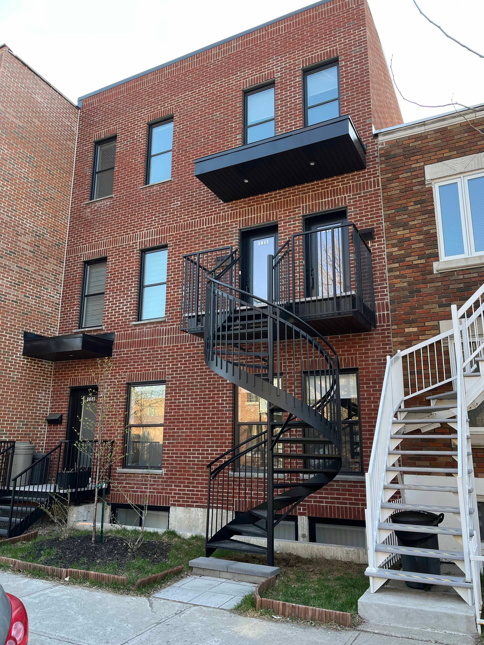 Un bâtiment en briques avec des escaliers menant au deuxième étage