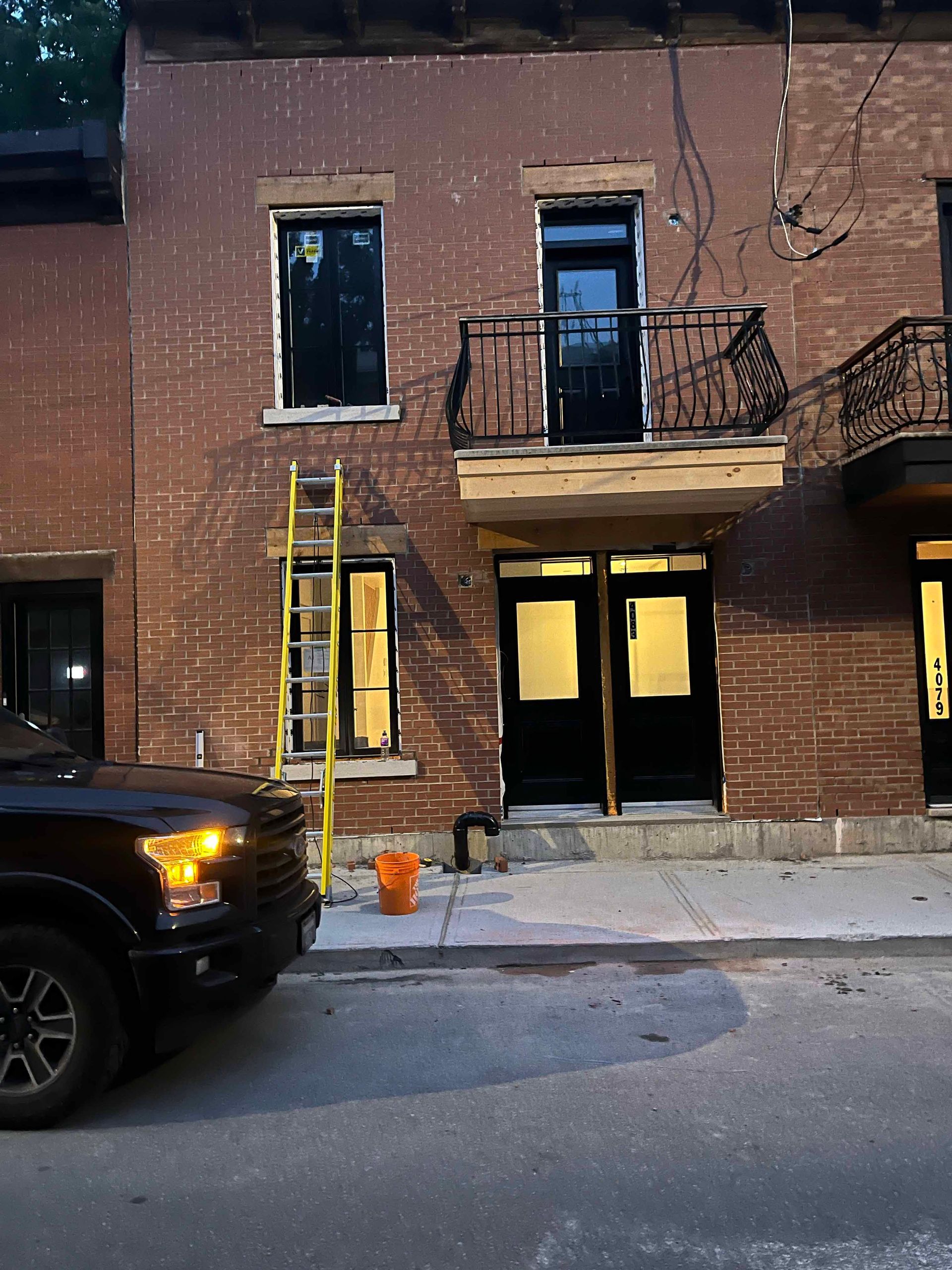 Un camion est garé devant un bâtiment en briques