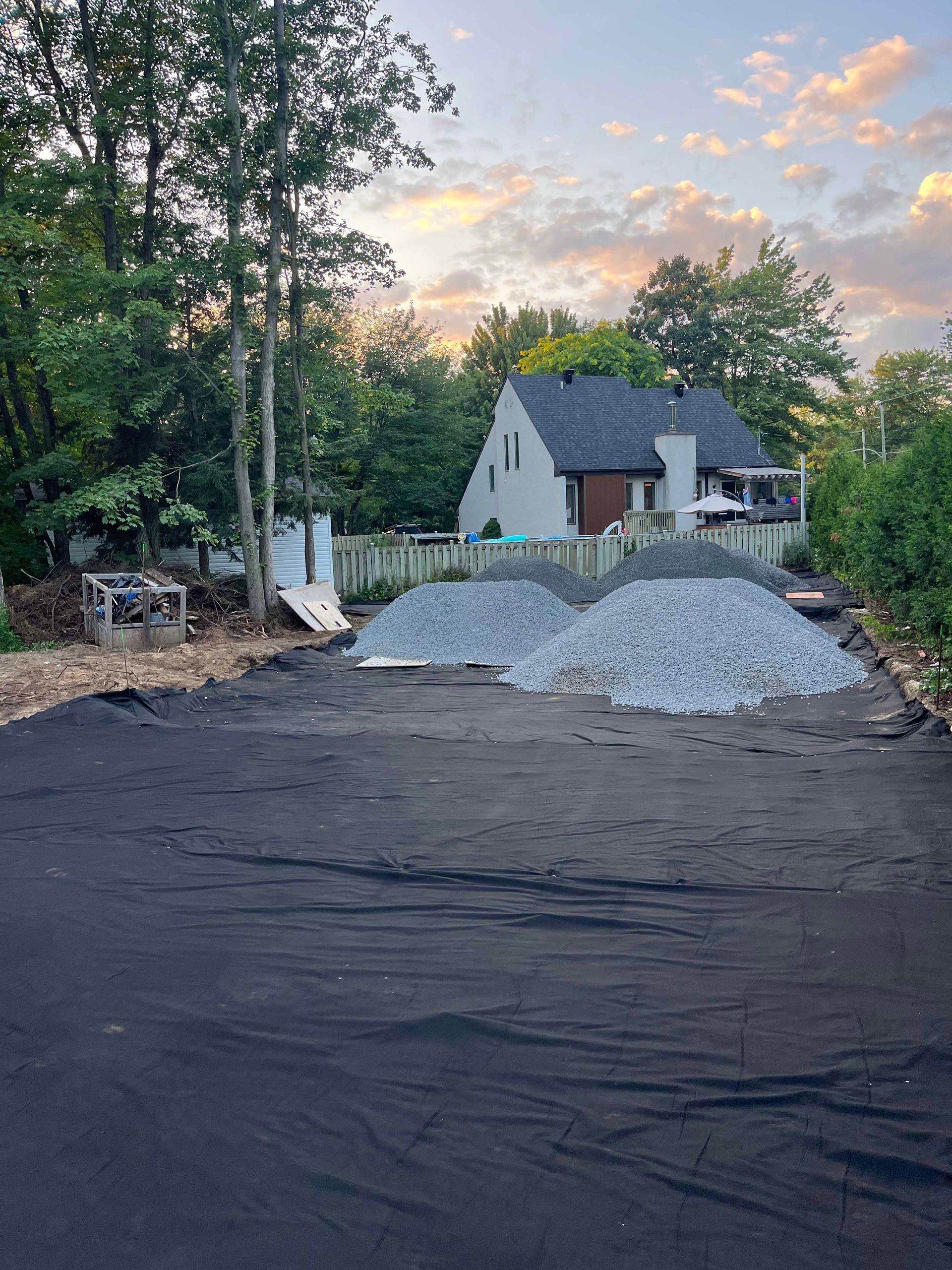 Un gros tas de gravier se trouve devant une maison.