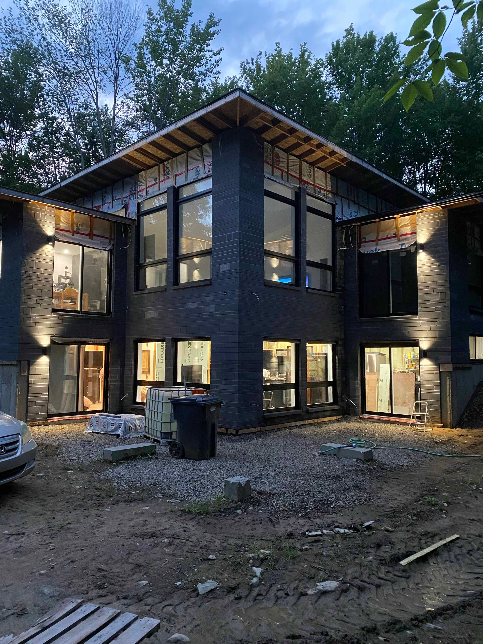Une grande maison avec beaucoup de fenêtres est en construction.