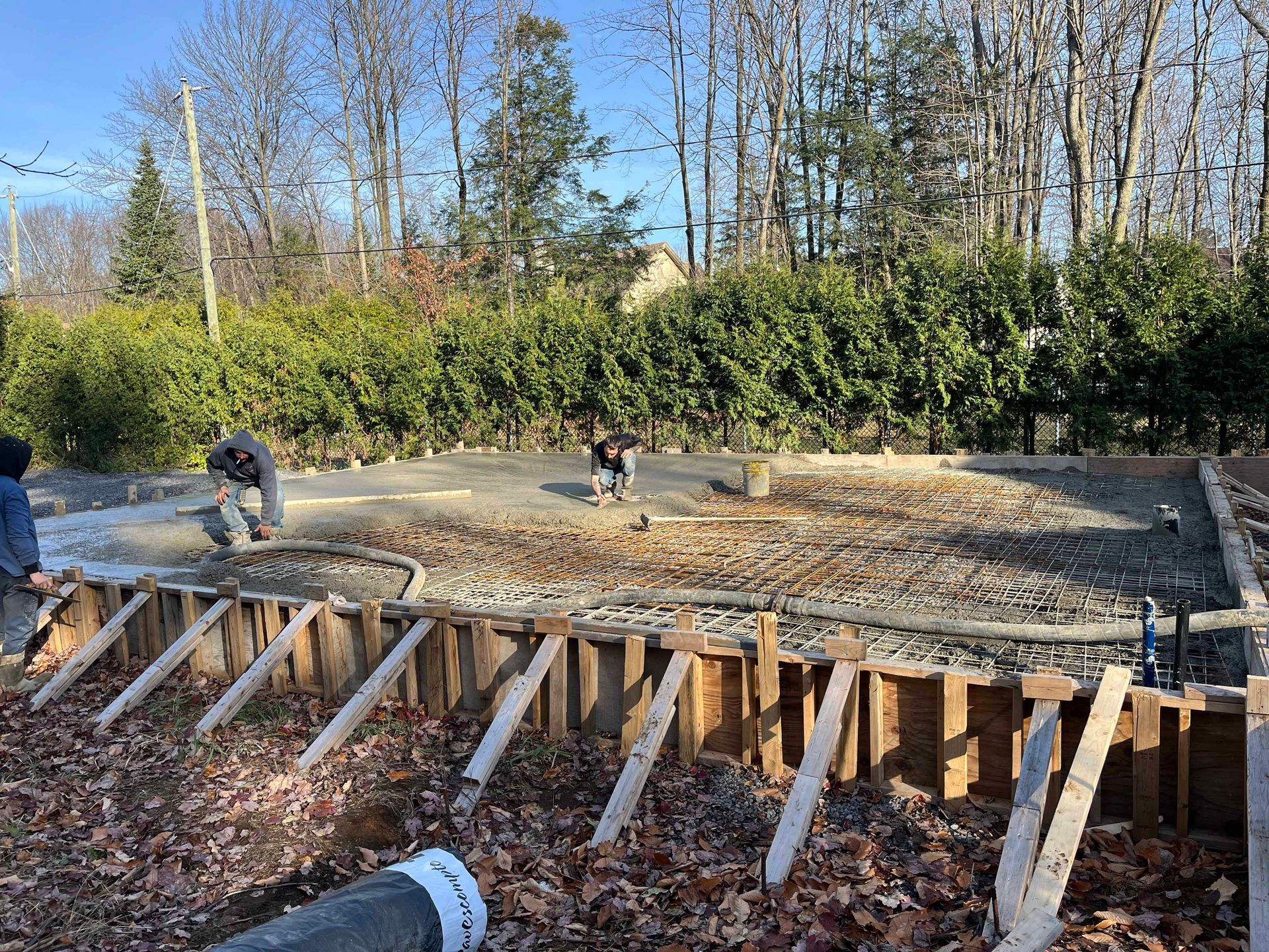 Un groupe de personnes travaille sur une allée en béton.