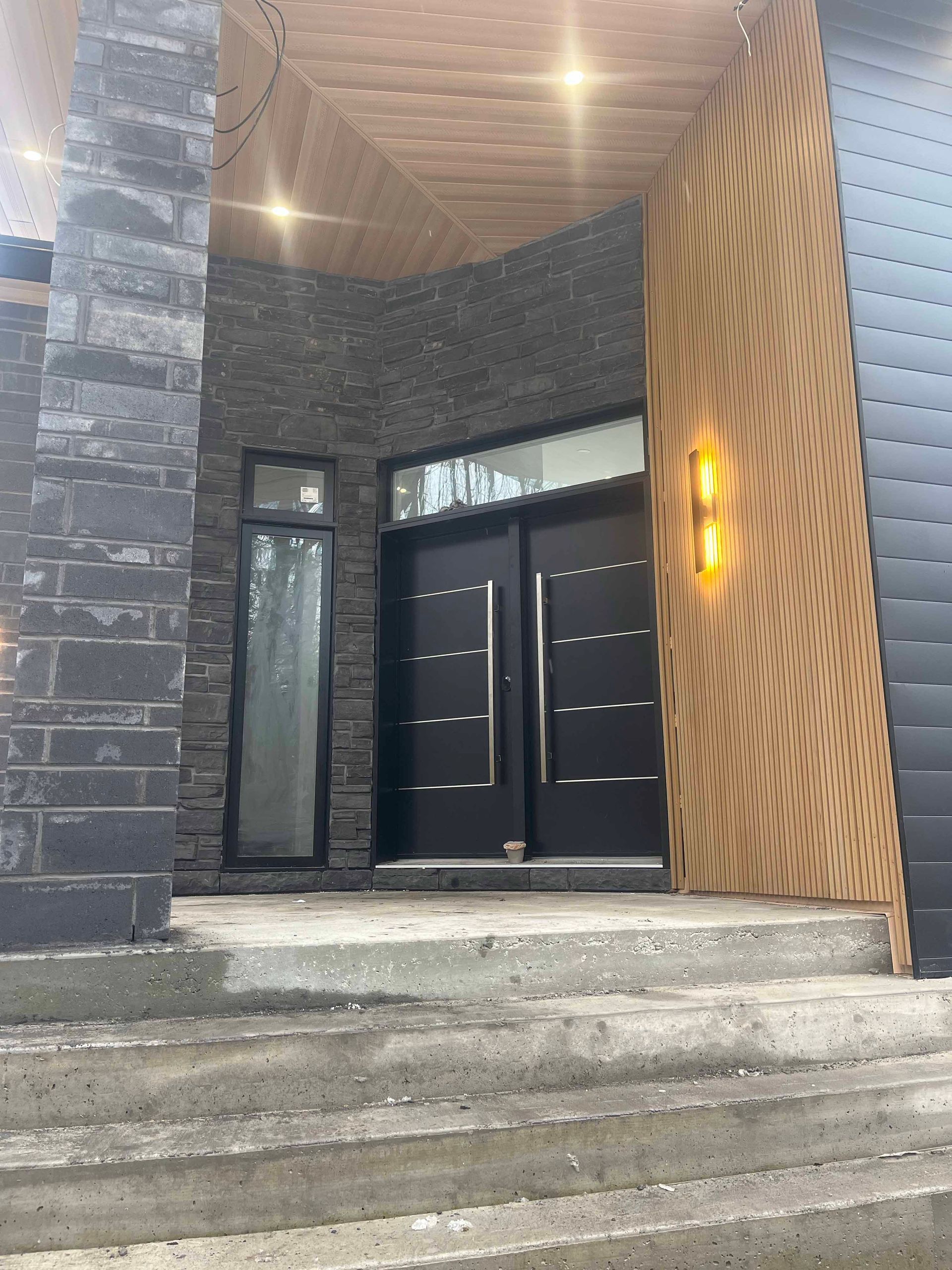 La porte d'entrée d'une maison avec des escaliers qui y mènent