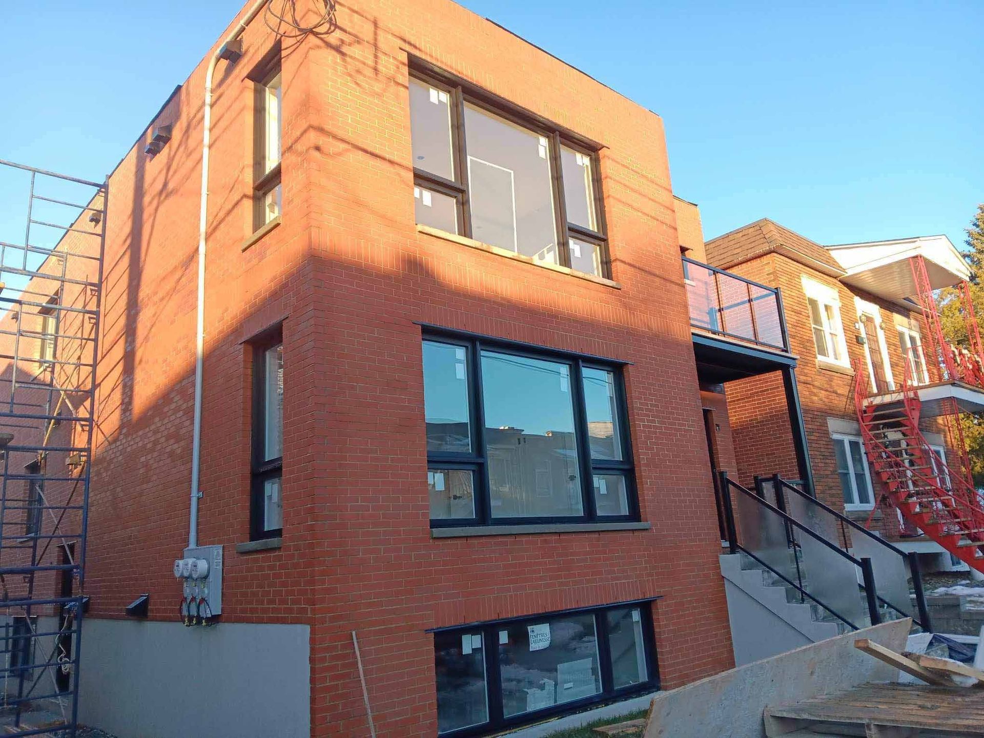 Un grand bâtiment en briques avec beaucoup de fenêtres et d'escaliers.