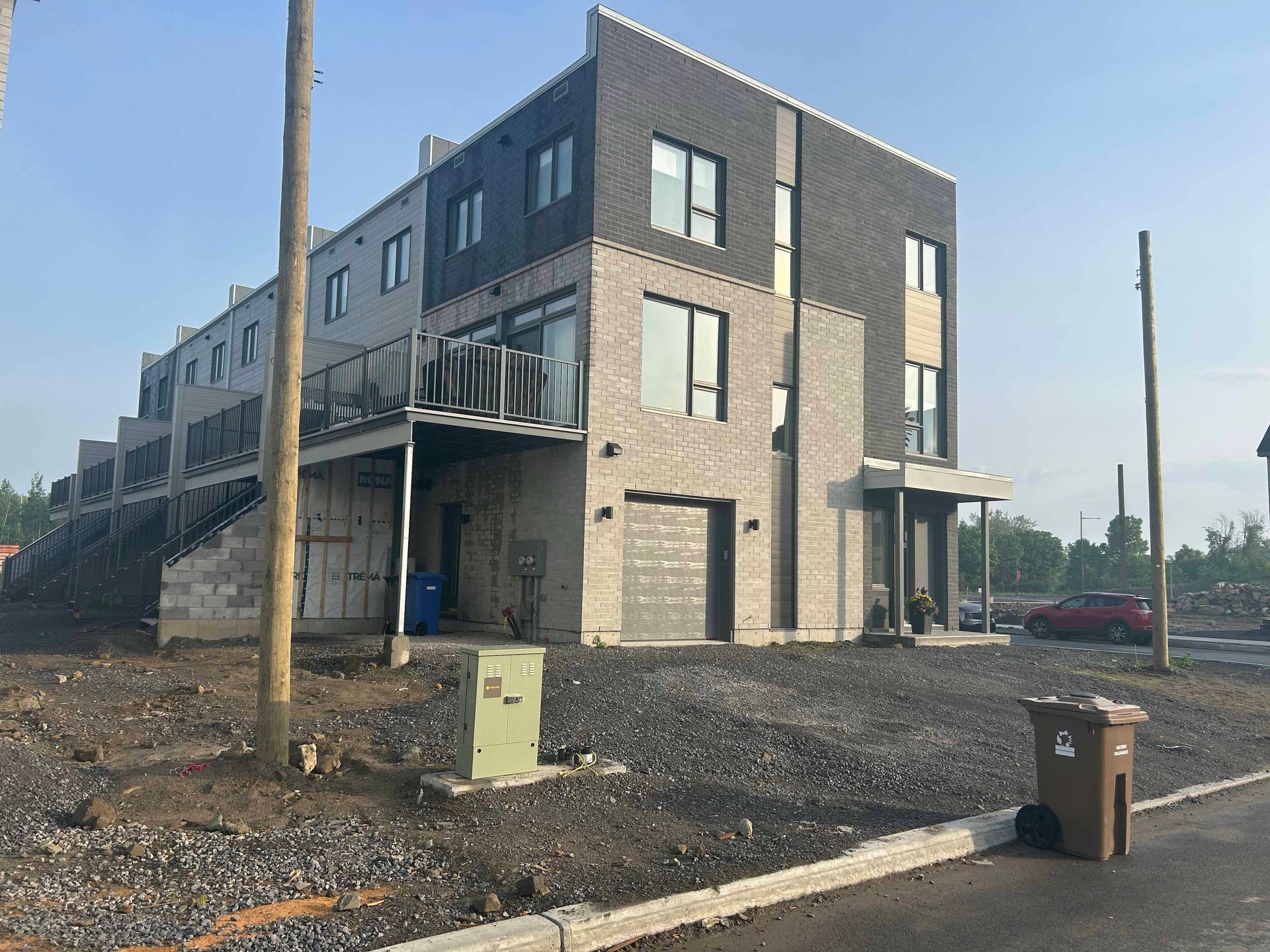 Un grand bâtiment en briques avec beaucoup de fenêtres est en cours de construction.