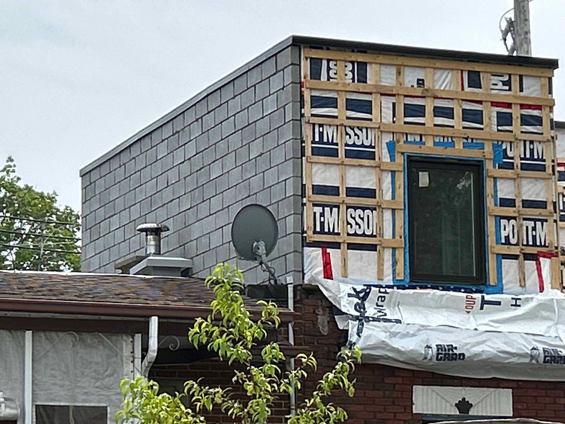 Un bâtiment en construction avec un panneau indiquant pottm dessus