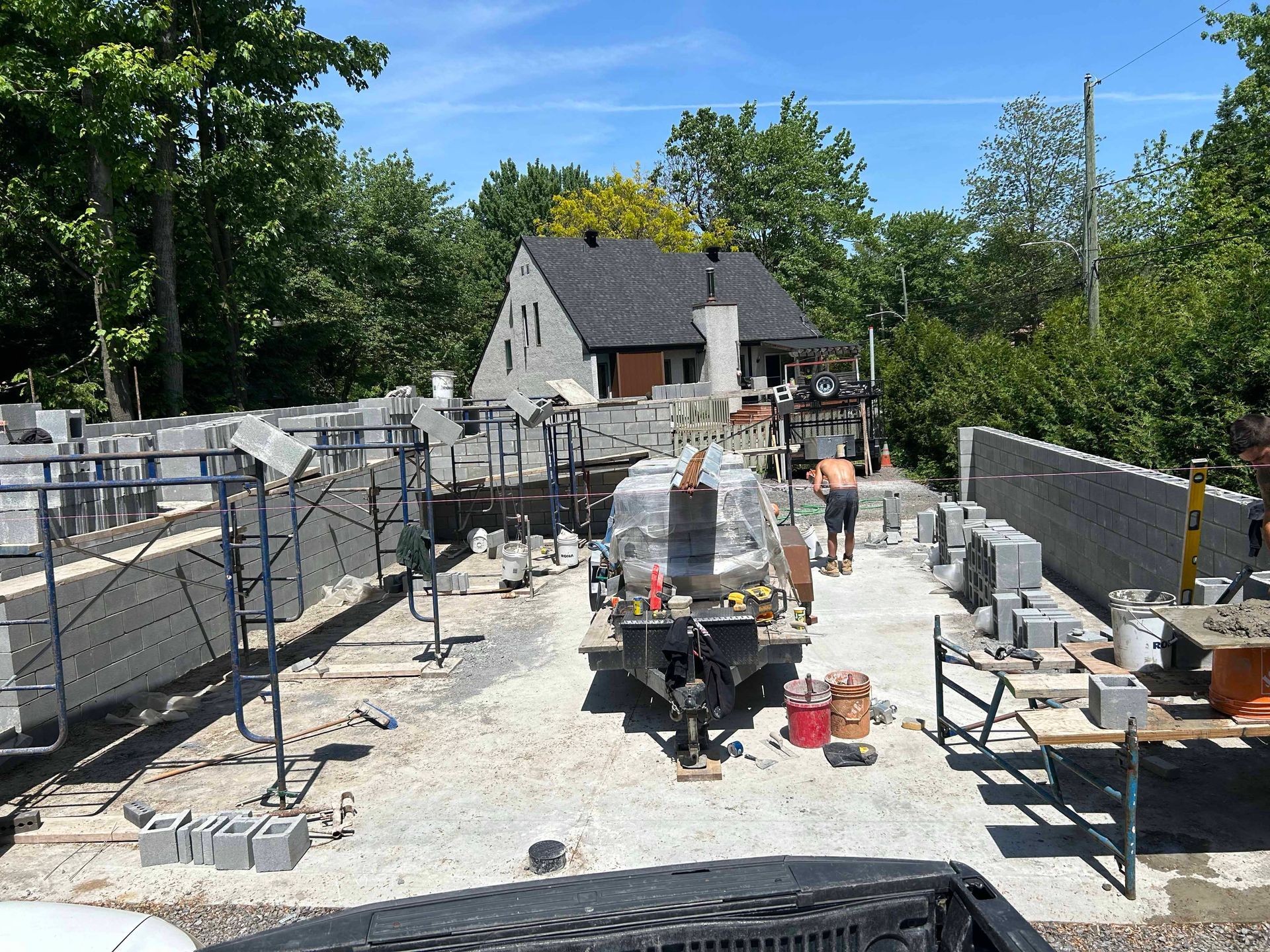 Un camion est garé devant une maison en construction.