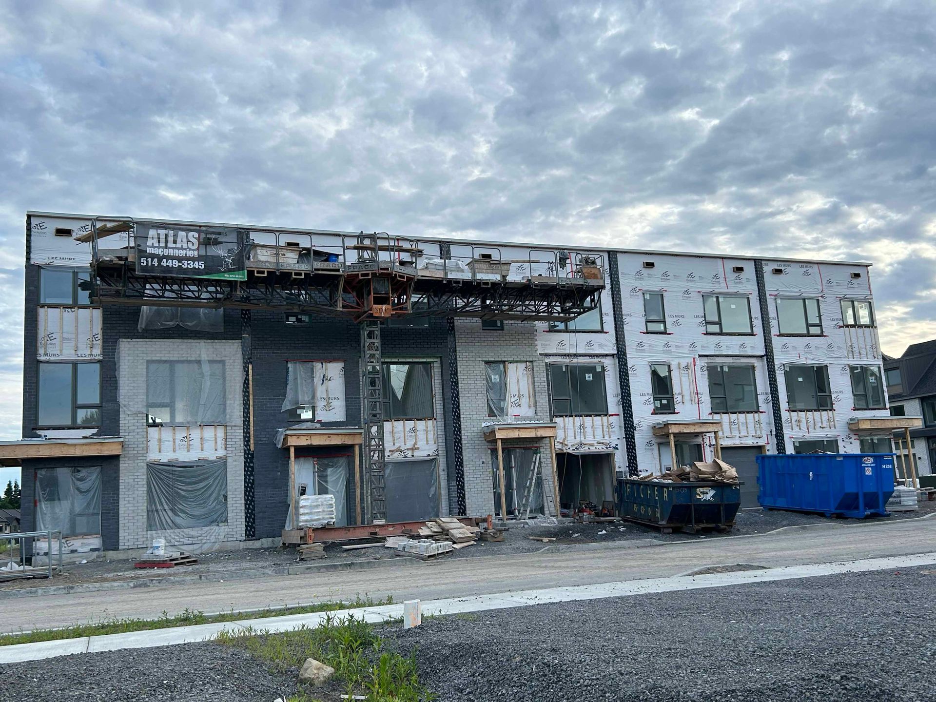 Un grand bâtiment en construction avec beaucoup de fenêtres.