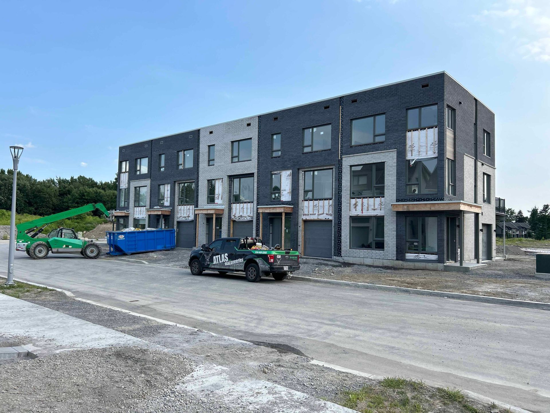 Une voiture est garée devant un immeuble en construction.