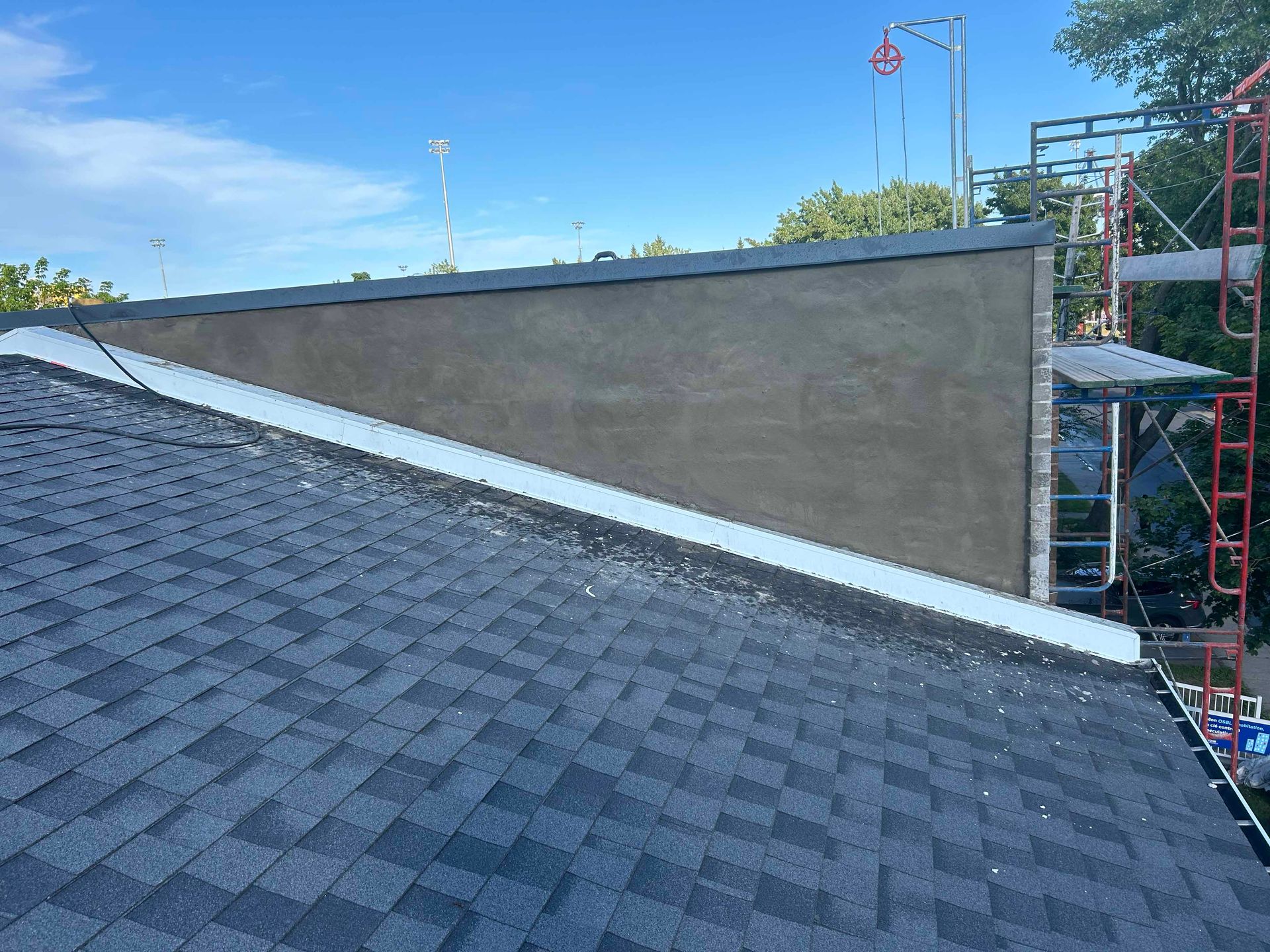 Un toit avec un mur en forme de triangle au-dessus.