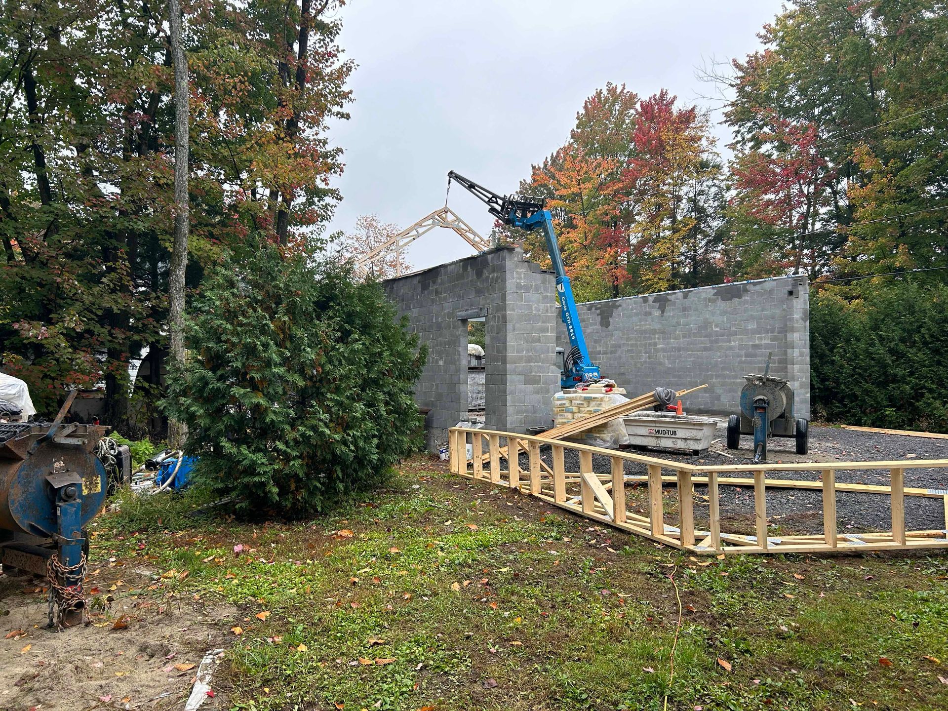Un bâtiment est en construction au milieu d'une forêt.