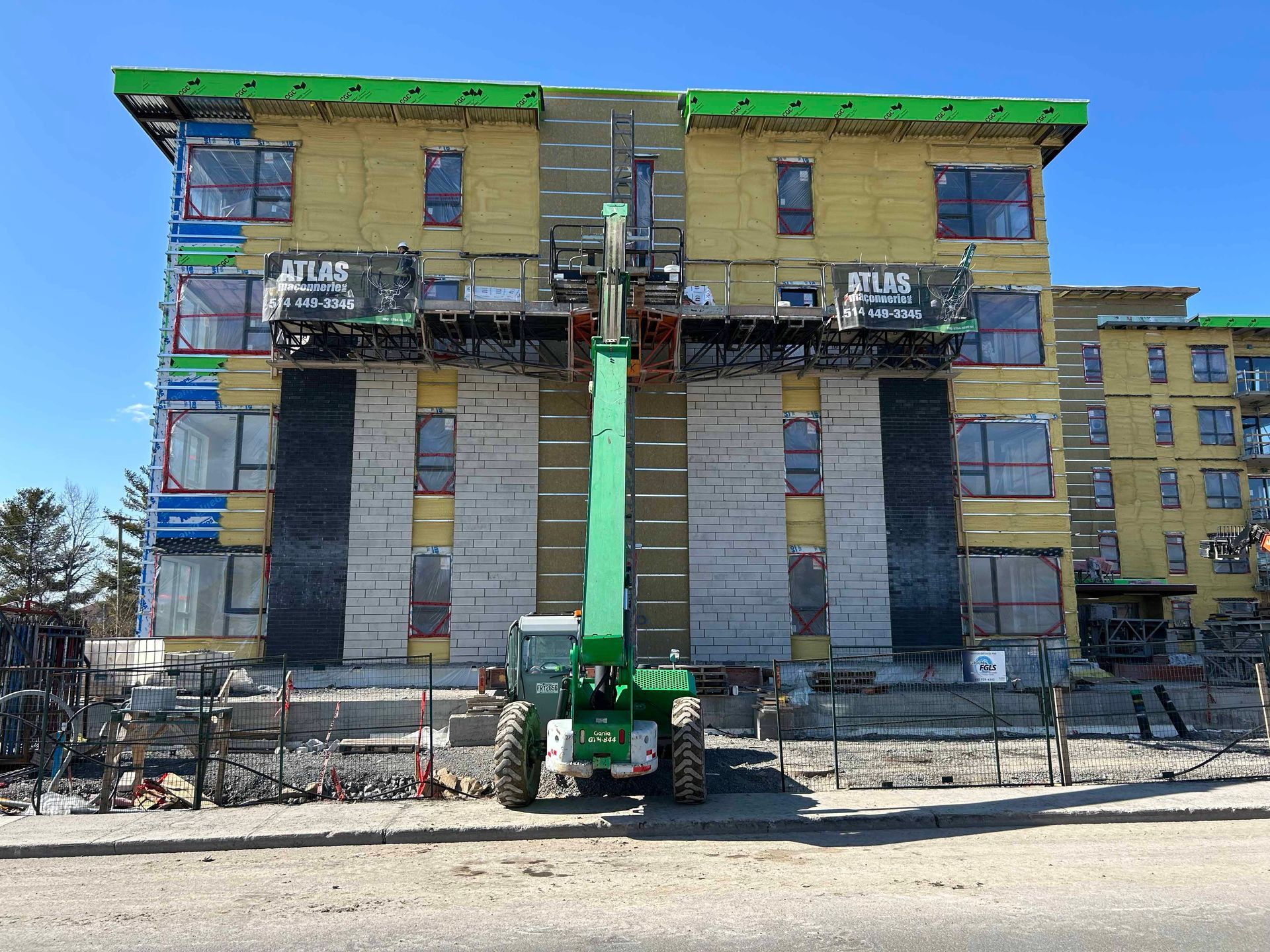 Un bâtiment en construction avec le mot atlas sur le côté