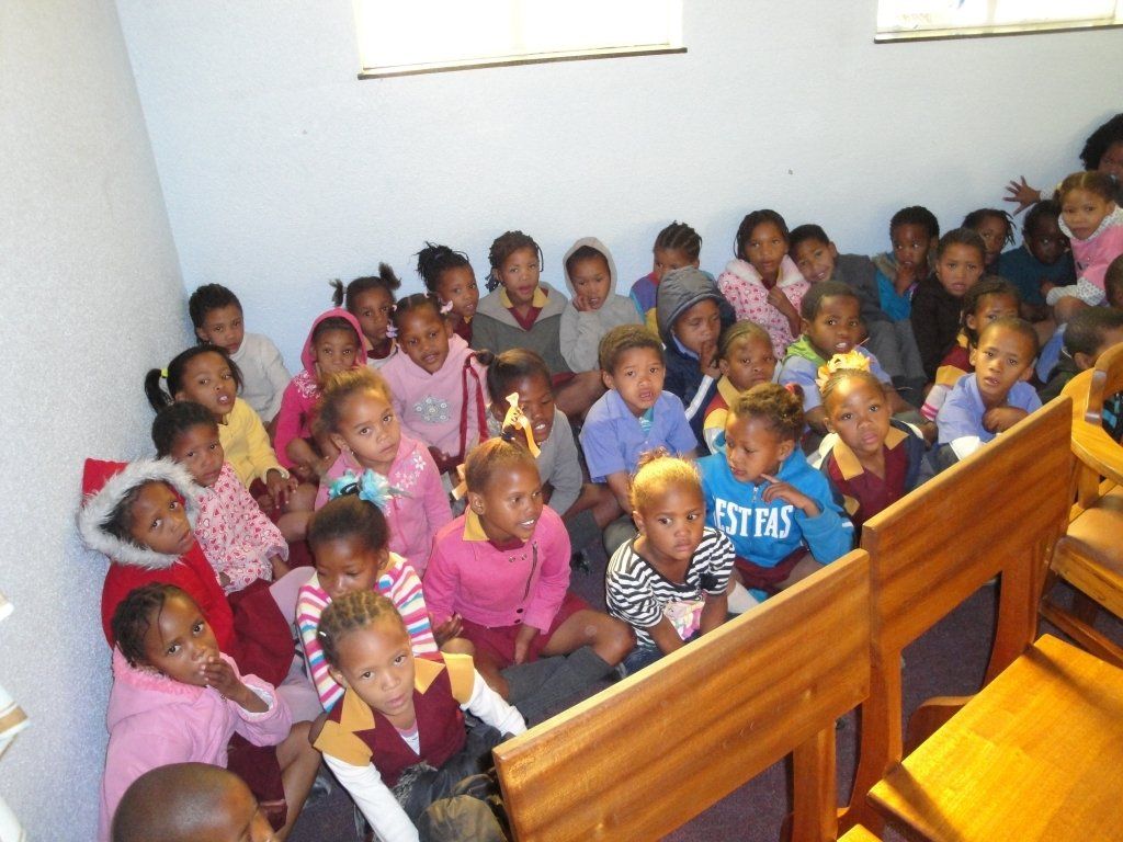 Friersdale - volle kerk kinderen op de grond