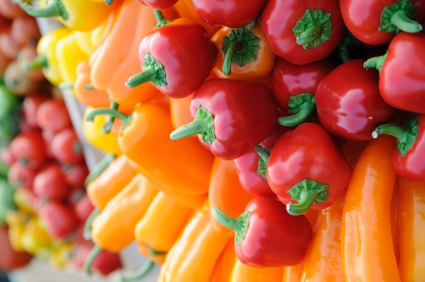 peperoni a punta rossi, arancioni e gialli
