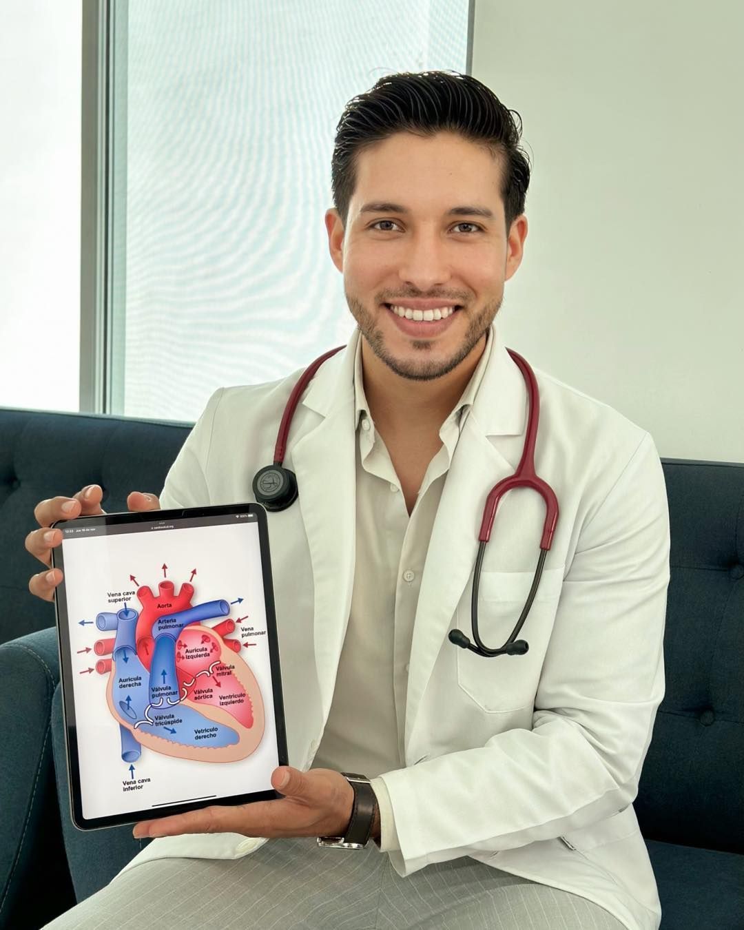 Un médico sostiene una tableta con la imagen de un corazón.