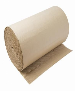 Un rollo de cartón reposa sobre una superficie blanca.