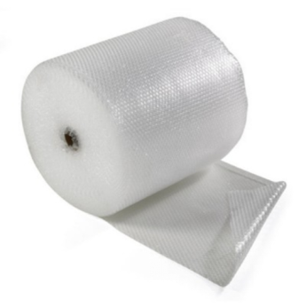 Un rollo de plástico de burbujas reposa sobre una superficie blanca.