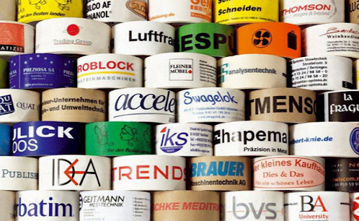 Un montón de rollos de cinta están apilados uno encima del otro