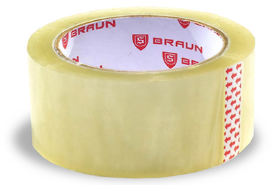 Un rollo de cinta adhesiva transparente sobre un fondo blanco.