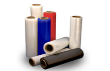 Se apilan rollos de film plástico de distintos colores uno encima del otro.