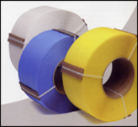 Tres rollos de cinta de diferentes colores están sobre una mesa.