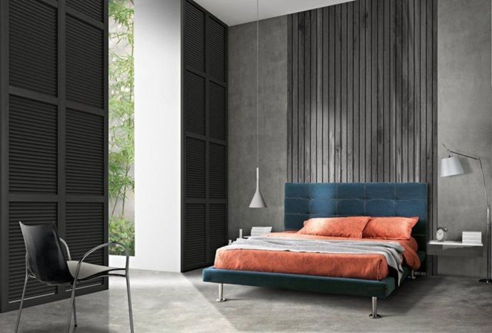 camera con letto verde petrolio e boiserie