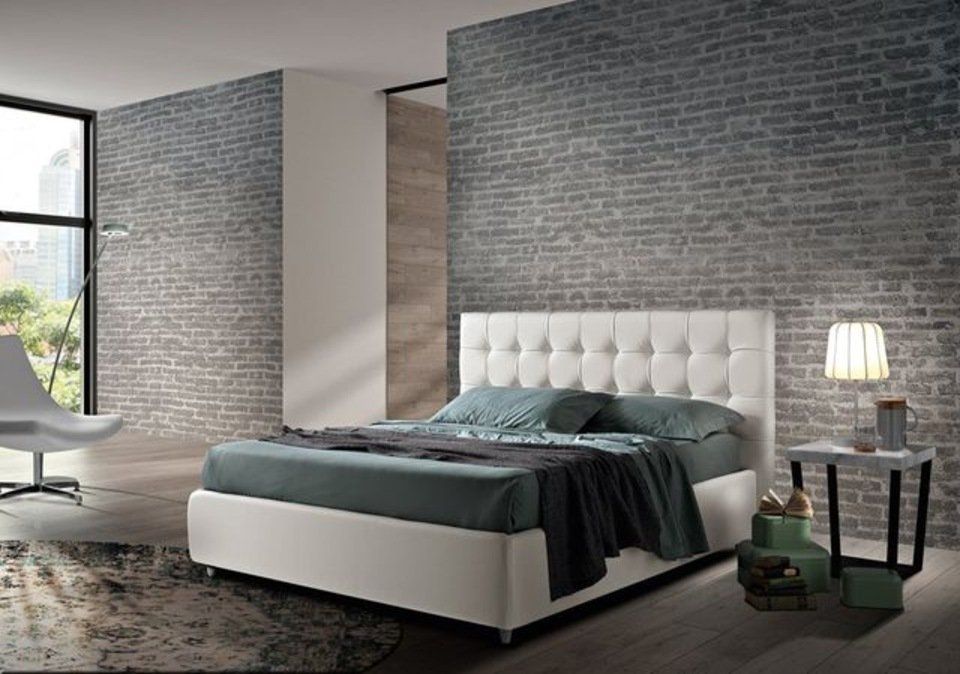 camera da letto con parete grigia a mattoncini
