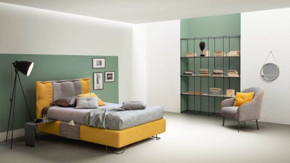 camera da letto con arredi verdi, gialli e grigi