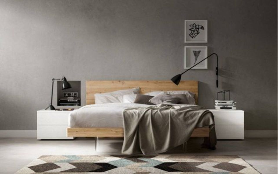 camera con letto in legno chiaro e comodini bianchi