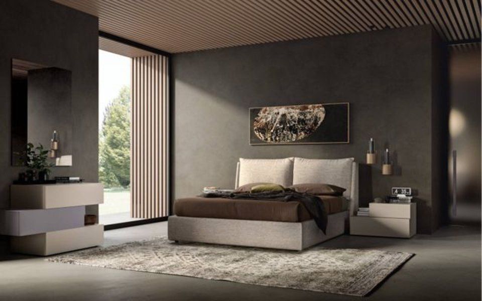 camera da letto con arredi di colori neutri e porta finestra