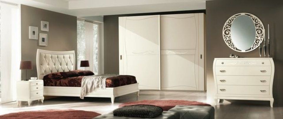 camera da letto in stile classico con armadio color panna