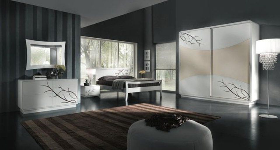 camera da letto con arredi bianchi e pareti scure