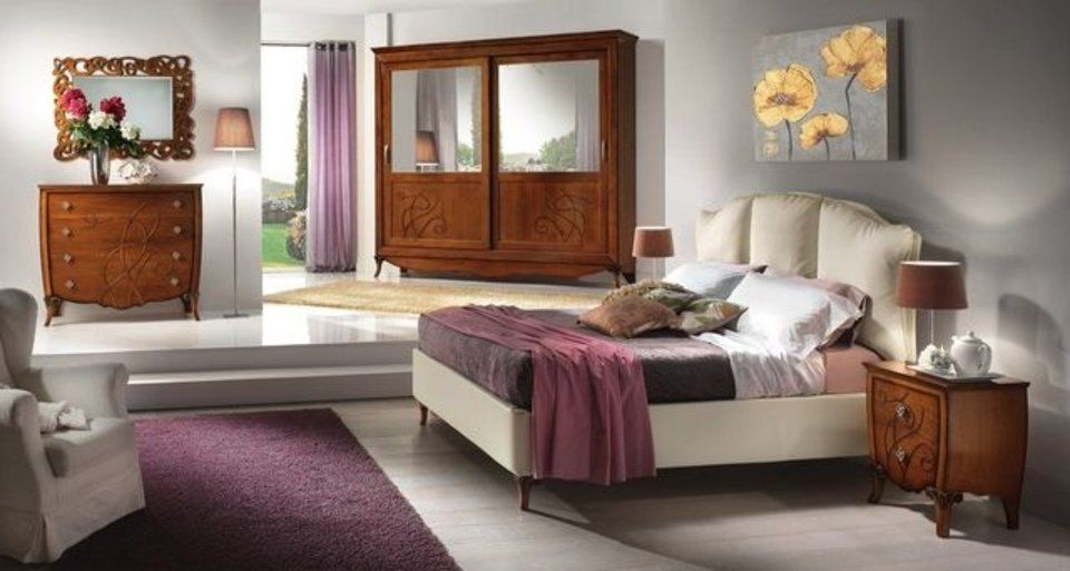 camera matrimoniale con armadio in legno con inserti in specchio