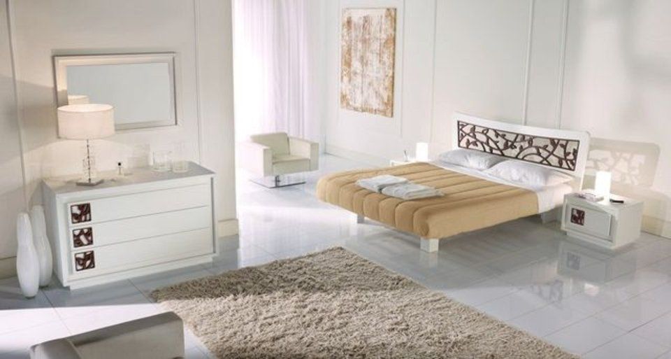 camera da letto con tappeto beige e arredi bianchi