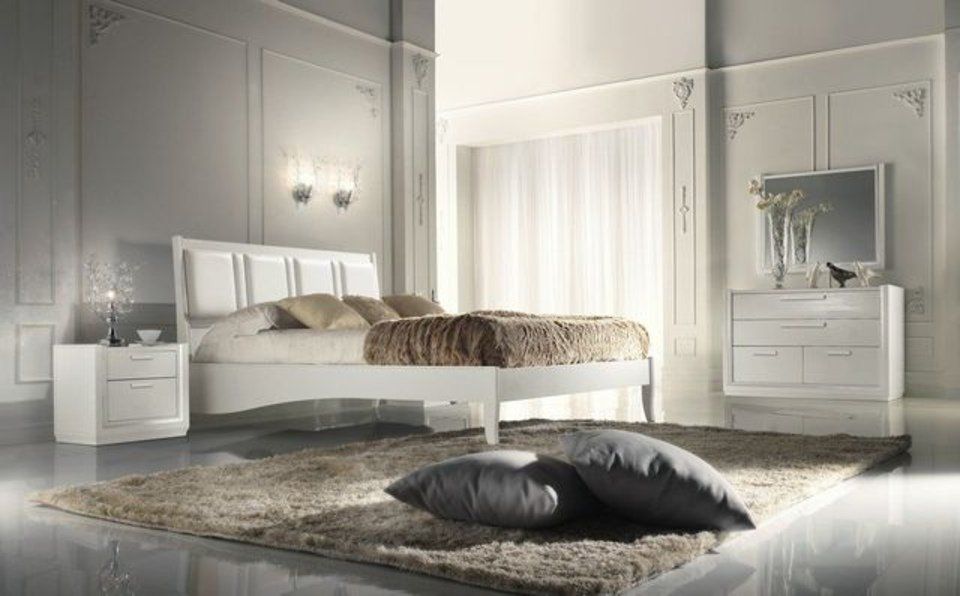 camera da letto tradizionale con cuscini grigi per terra