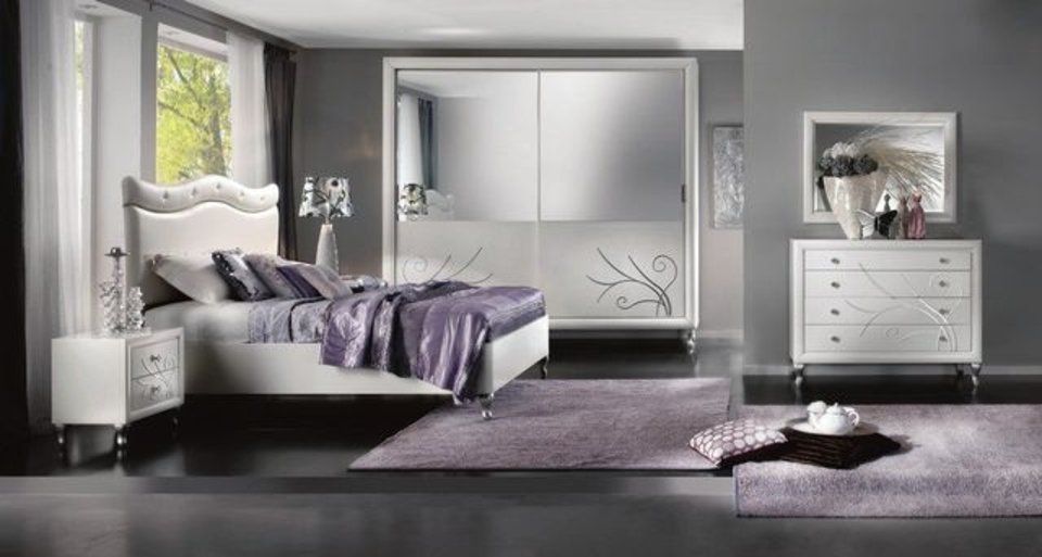 camera da letto con armadio con inserti in specchio