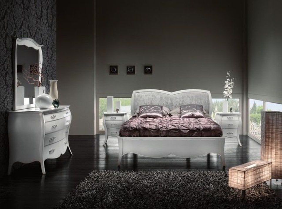 camera da letto con arredi bianchi in stile tradizionale