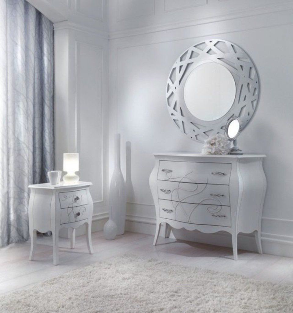 comò, comodino e oggetti d'arredo bianchi in stile classico